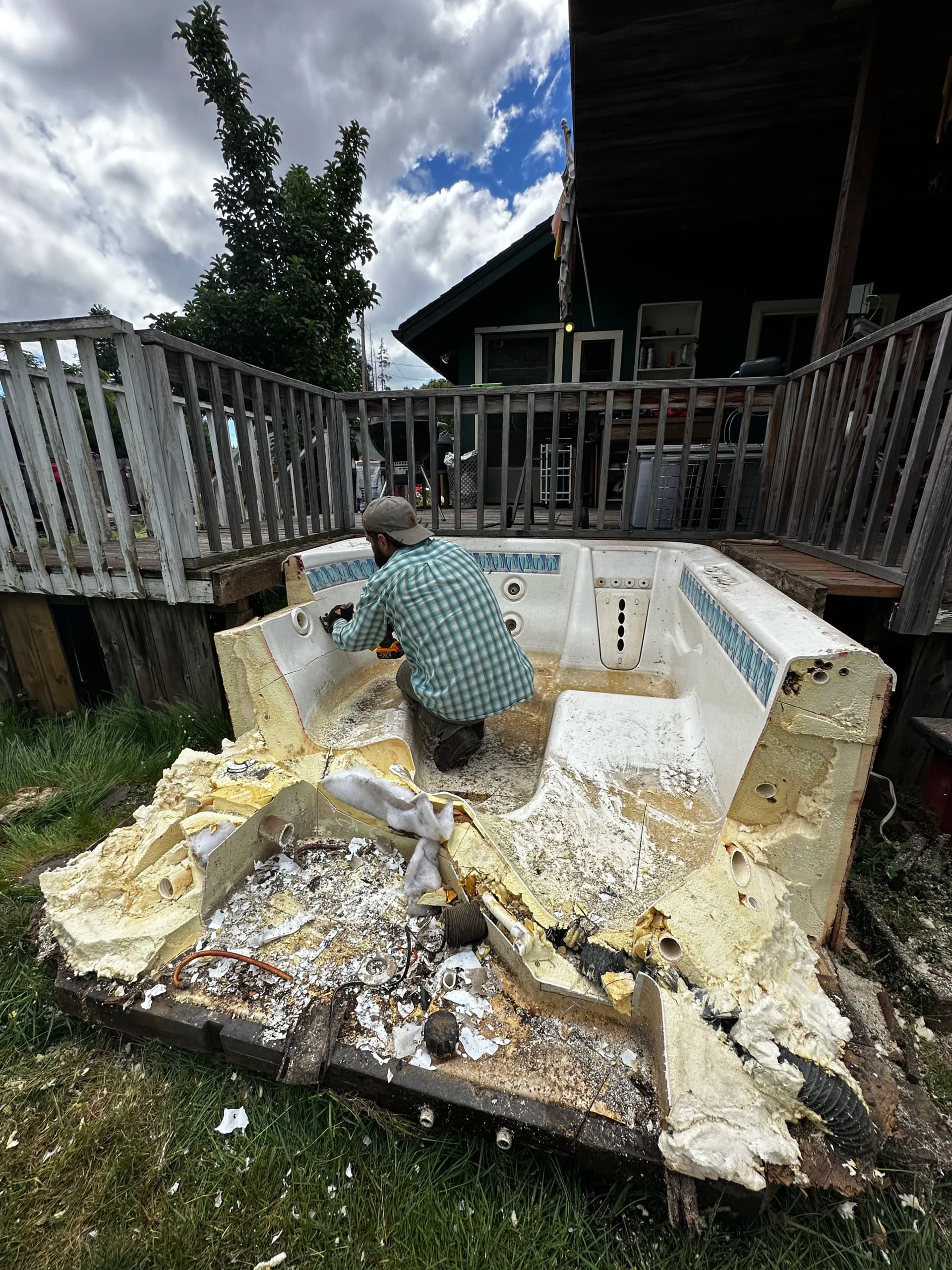 Gallery photos for Old Hot Tub Removed in Stayton to Make Way for New Deck: Image #1